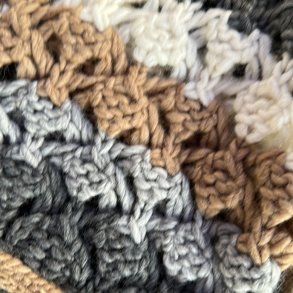 Woman’s Gorgeous Crocheted Poncho - New - Picture 7 of 7